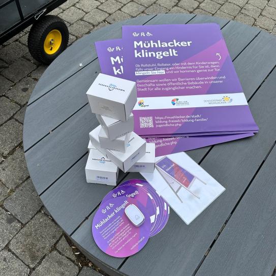 "Mühlacker klingelt" - Infoplakte und die namensgebenden Klingeln 