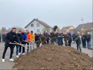 Jan Stoll und Timo Hagenbuch (HS Bau), Stadtrat Paul Renner (SPD), Bauleiter Tobias Reister (HS Bau), die Stadträte Manfred Rapp (LMU) und Günter Bächle (CDU), Oberbürgermeister Frank Schneider, Stadtrat Reiner Müller (FW), Dieter Reininghaus (Weber-Consulting), Jan Weber (Weber Ingenieure), Stadtrat Peter Napiwotzky (CDU), Bürgermeister Armin Dauner (von links nach rechts) beim offiziellen Spatenstich des Neubaugebiets