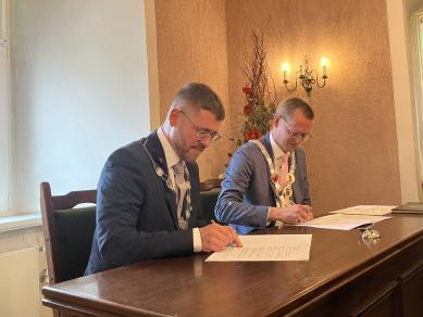 Bürgermeister Sven Schrade und Oberbürgermeister Stephan Retter unterzeichnen die Kooperationsvereinbarung